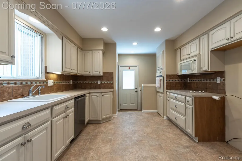 27268 Wagner Drive Warren City MI 48093