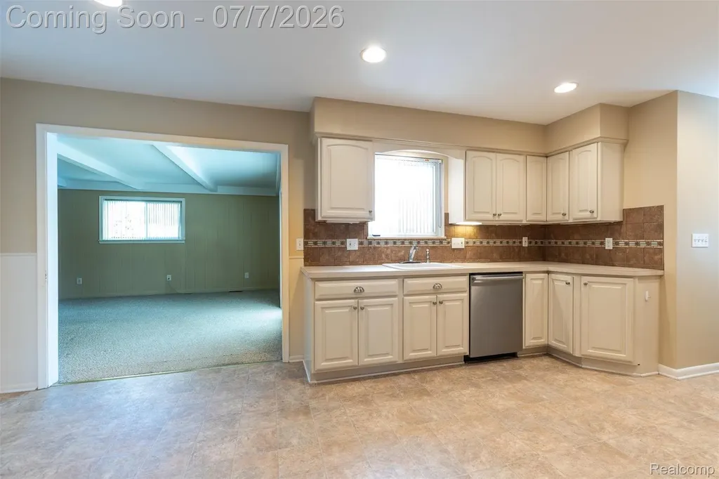 27268 Wagner Drive Warren City MI 48093