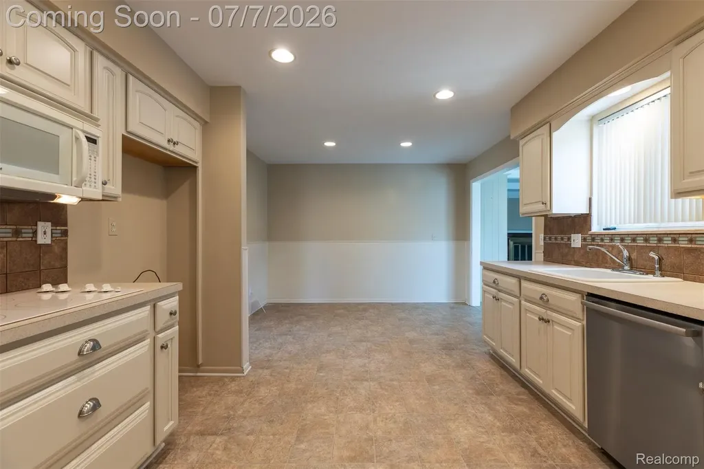 27268 Wagner Drive Warren City MI 48093