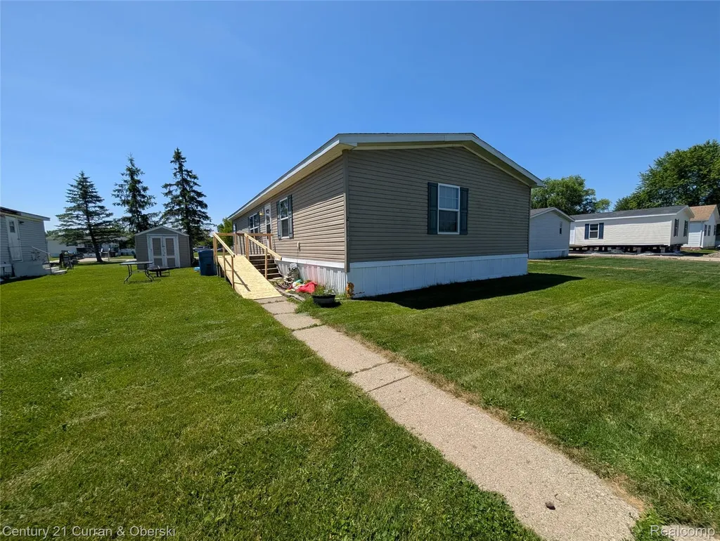 29319 Maple Flat Rock City MI 48134