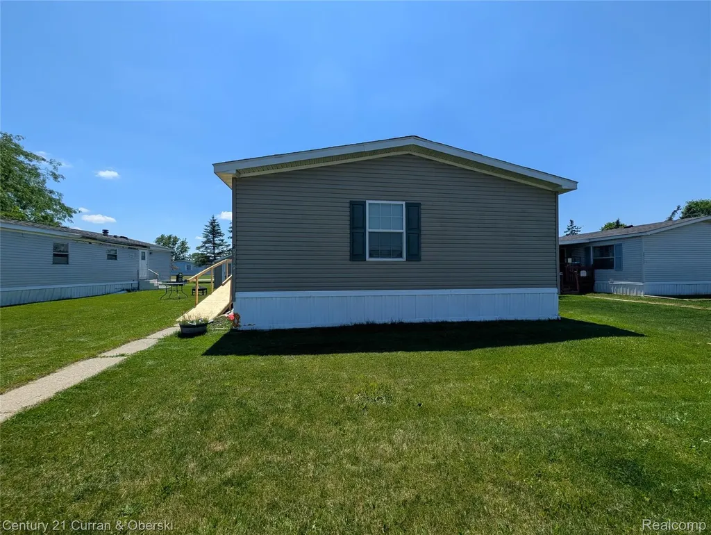 29319 Maple Flat Rock City MI 48134