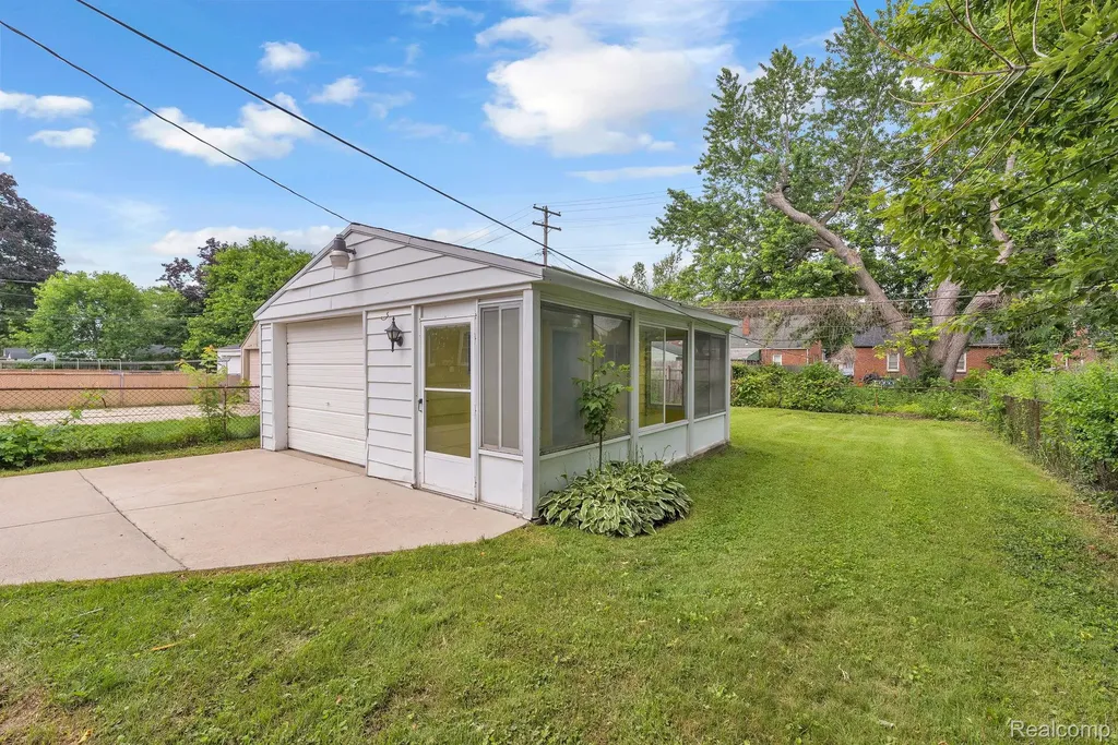 10015 Marion Redford Charter Township MI 48239