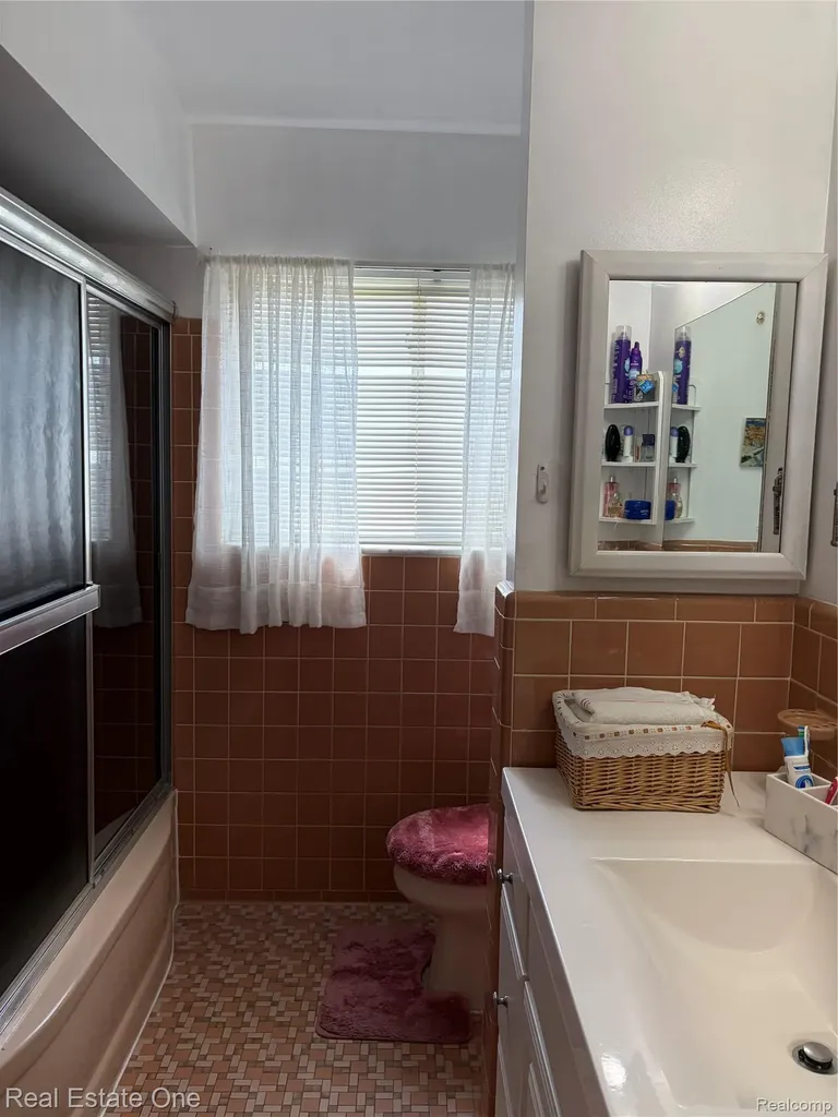 8318 Stanley Drive Warren City MI 48093