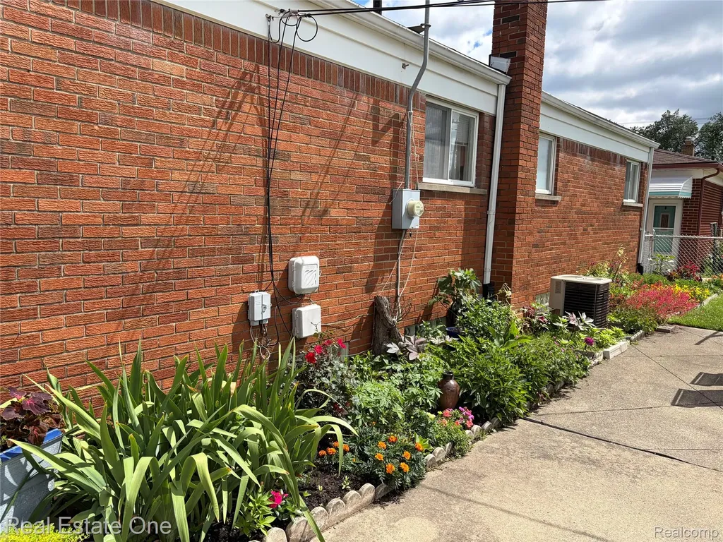 8318 Stanley Drive Warren City MI 48093