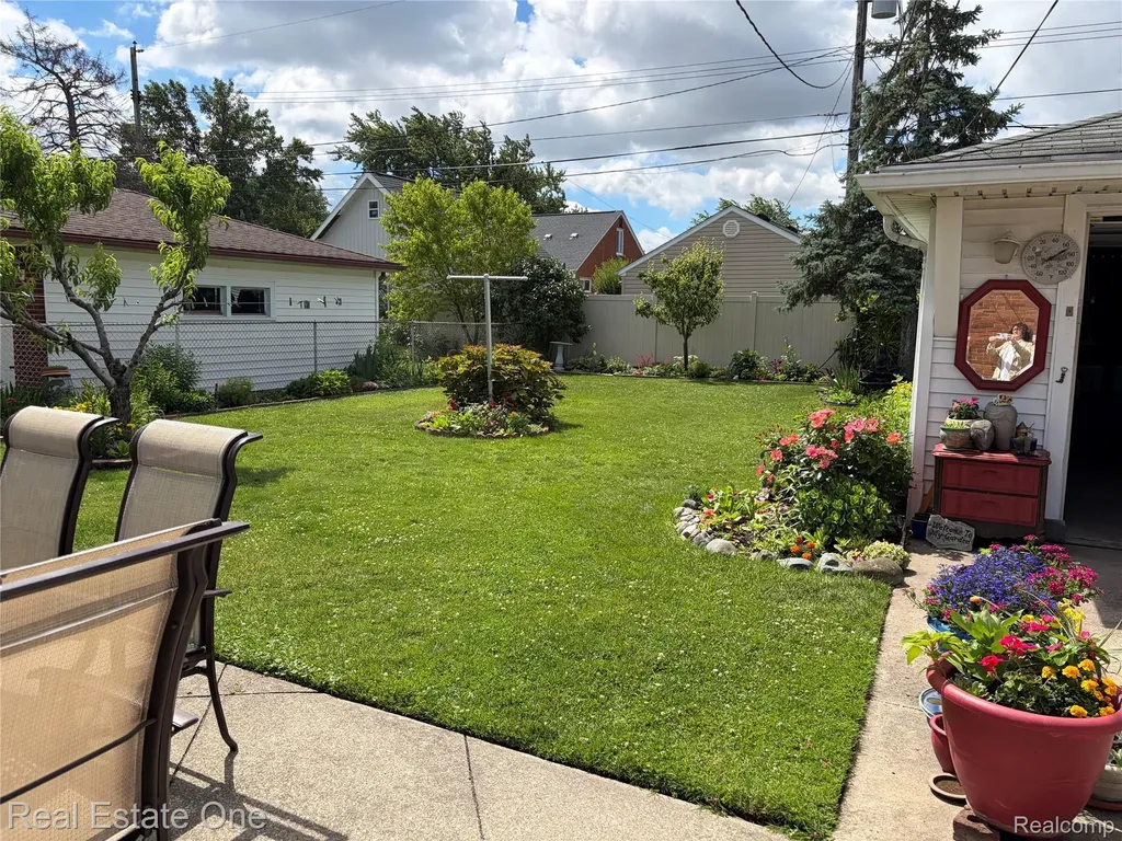 8318 Stanley Drive Warren City MI 48093