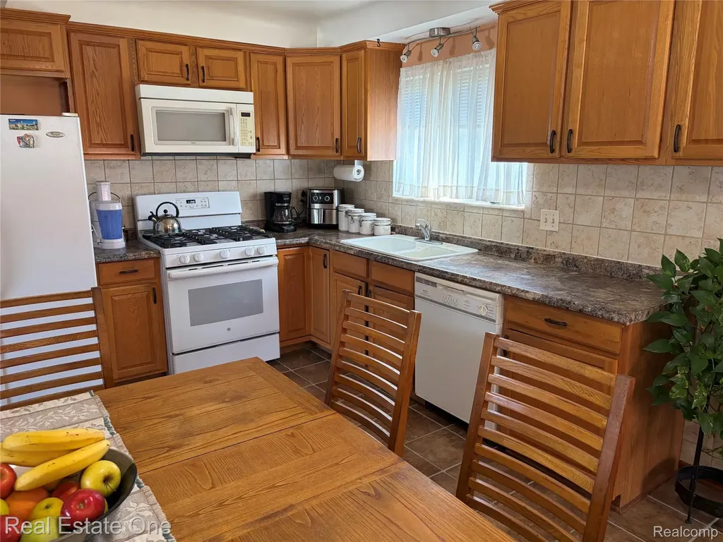 8318 Stanley Drive Warren City MI 48093
