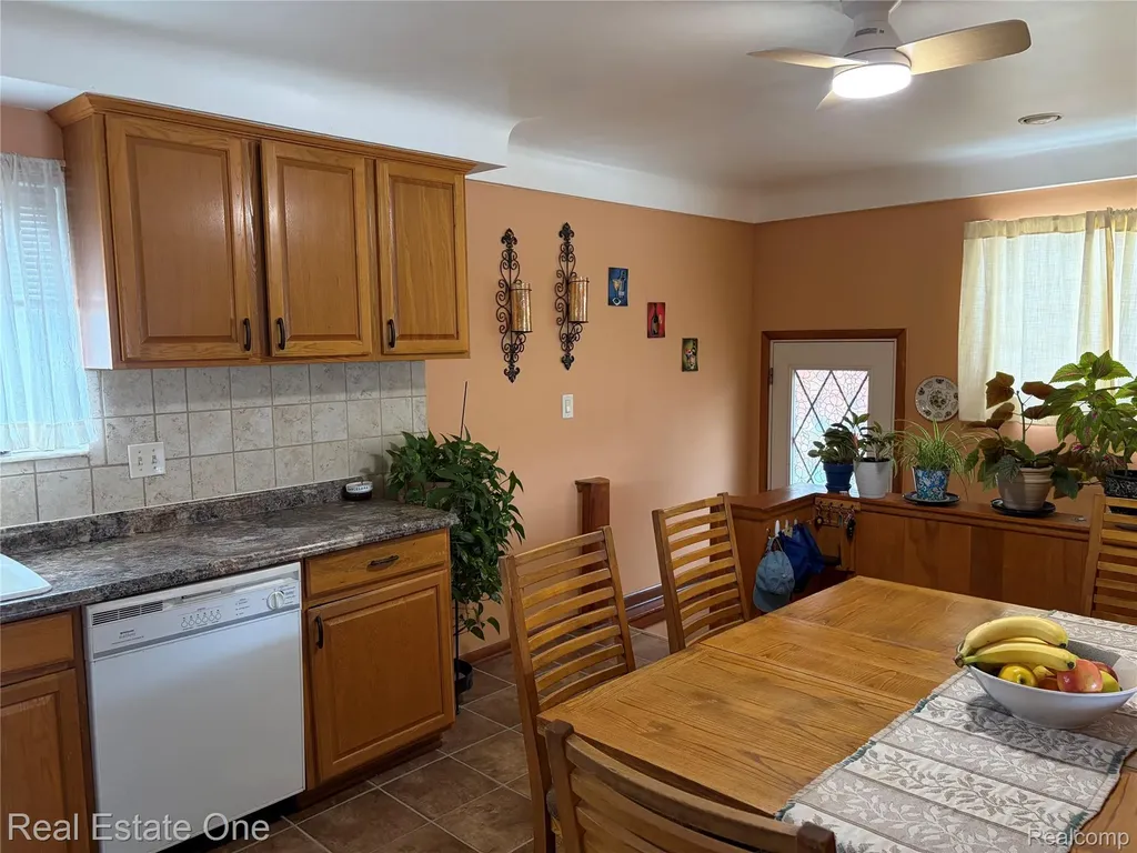 8318 Stanley Drive Warren City MI 48093