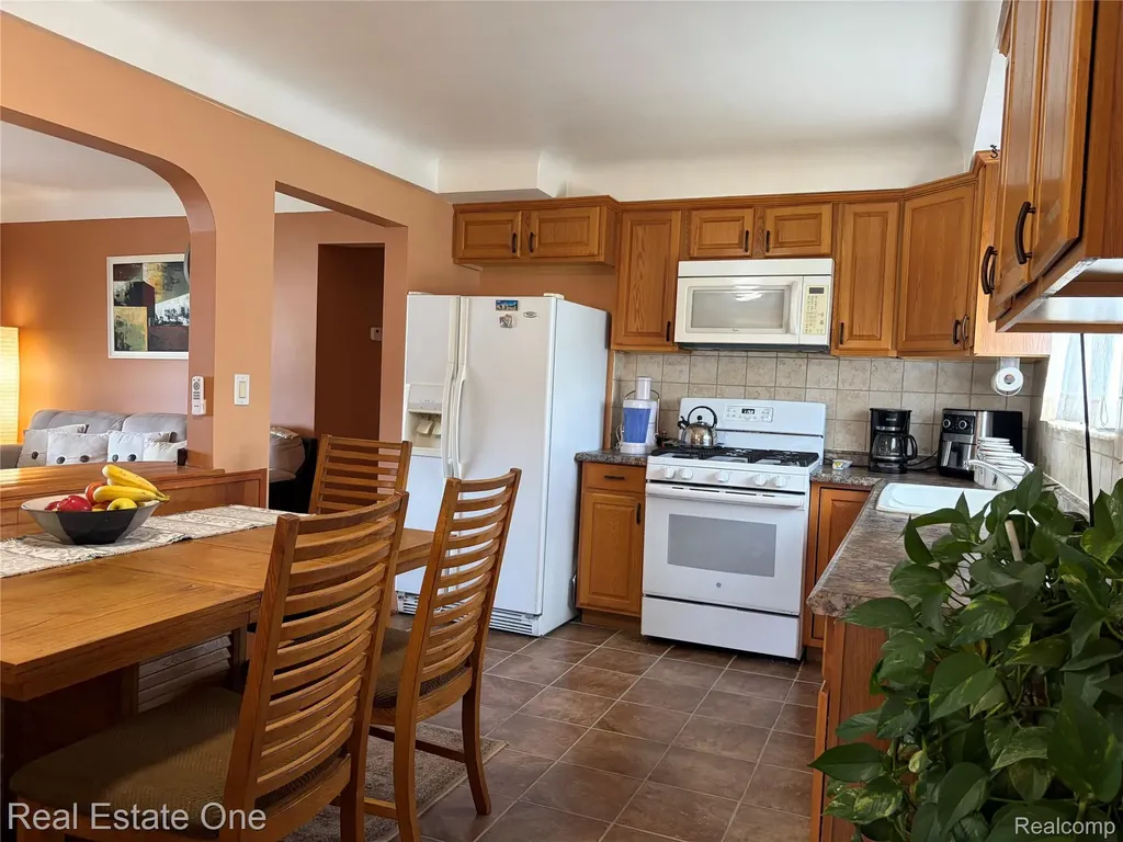 8318 Stanley Drive Warren City MI 48093