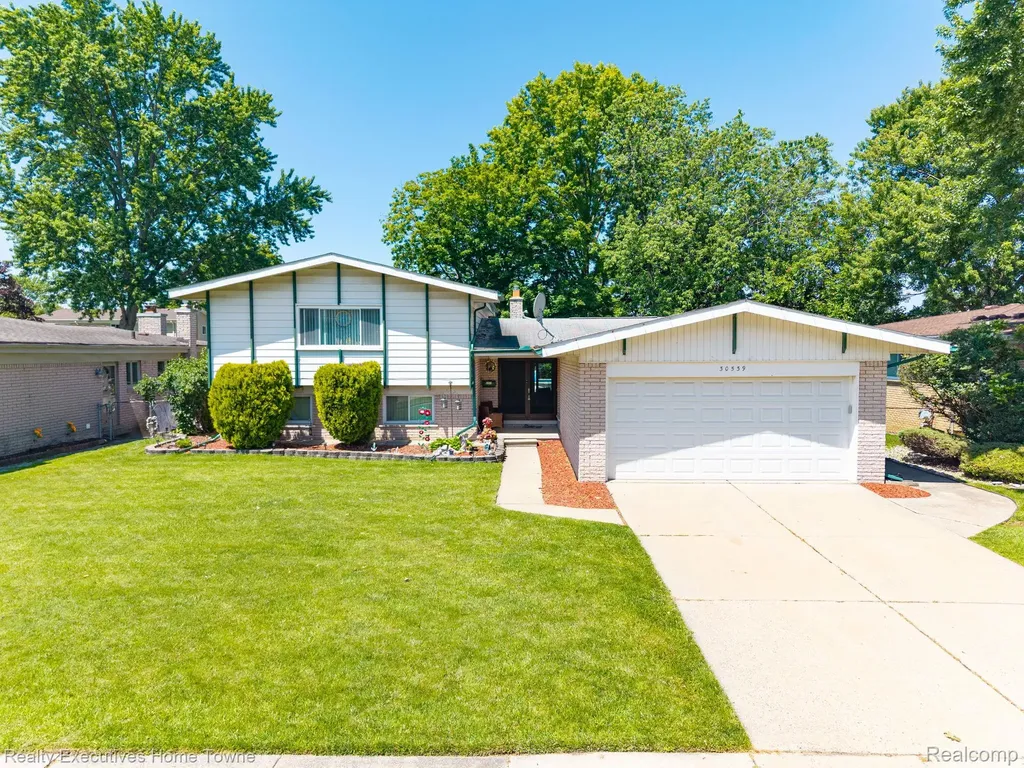 30539 Lund Avenue Warren City MI 48093