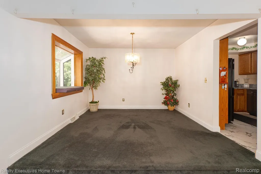 30539 Lund Avenue Warren City MI 48093