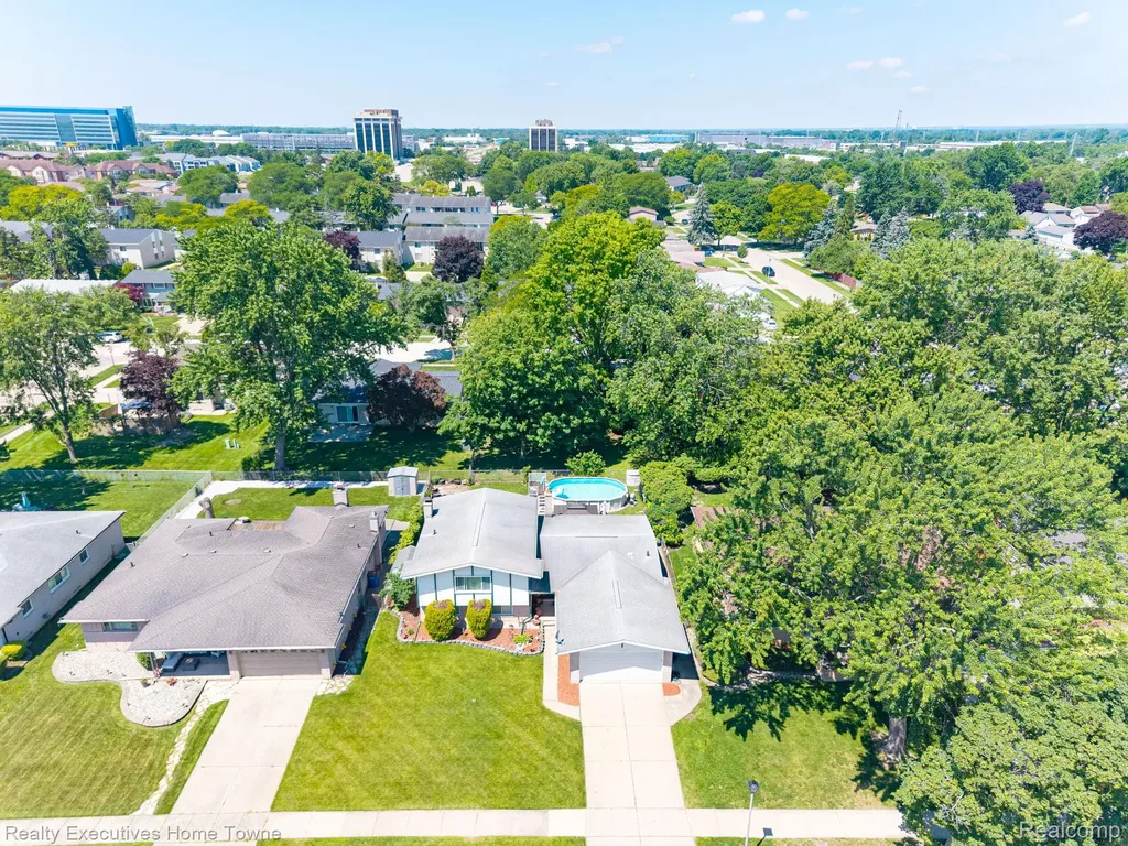 30539 Lund Avenue Warren City MI 48093