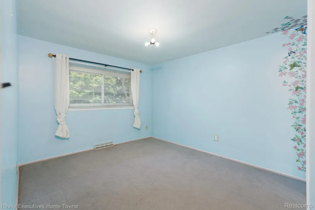 30539 Lund Avenue Warren City MI 48093
