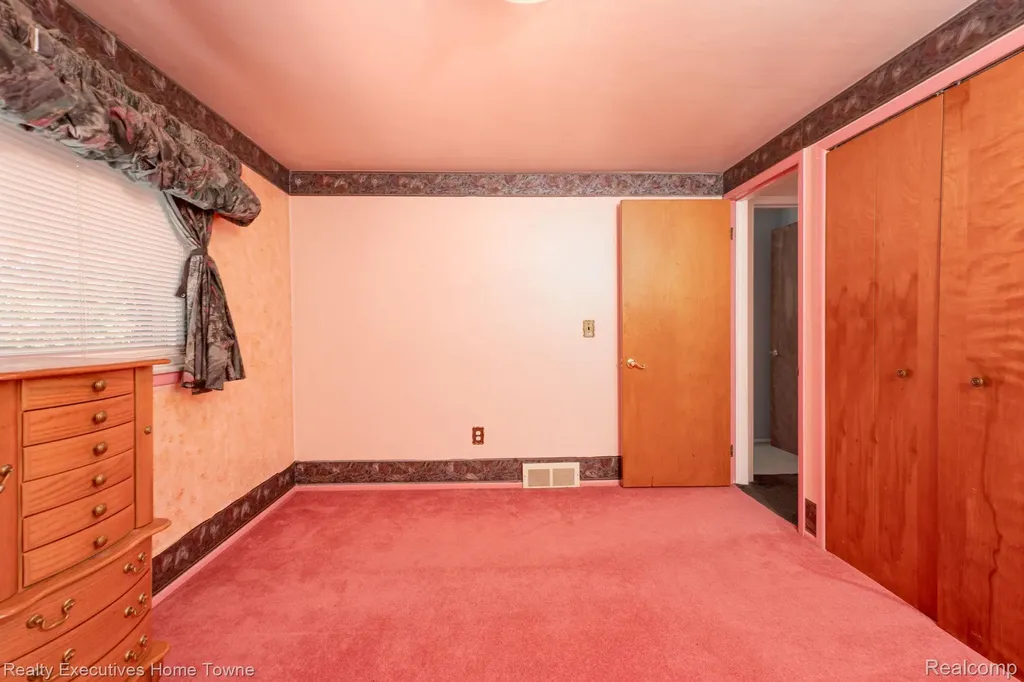 30539 Lund Avenue Warren City MI 48093