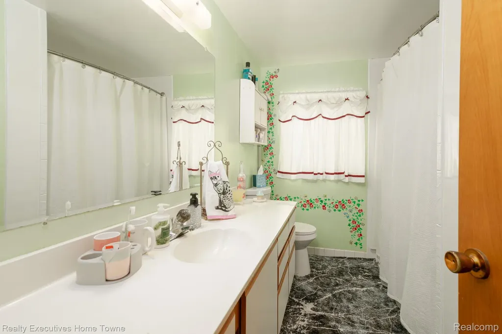 30539 Lund Avenue Warren City MI 48093