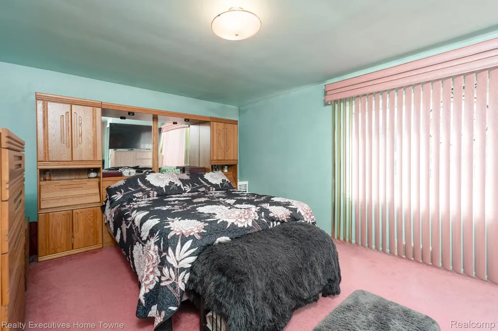 30539 Lund Avenue Warren City MI 48093