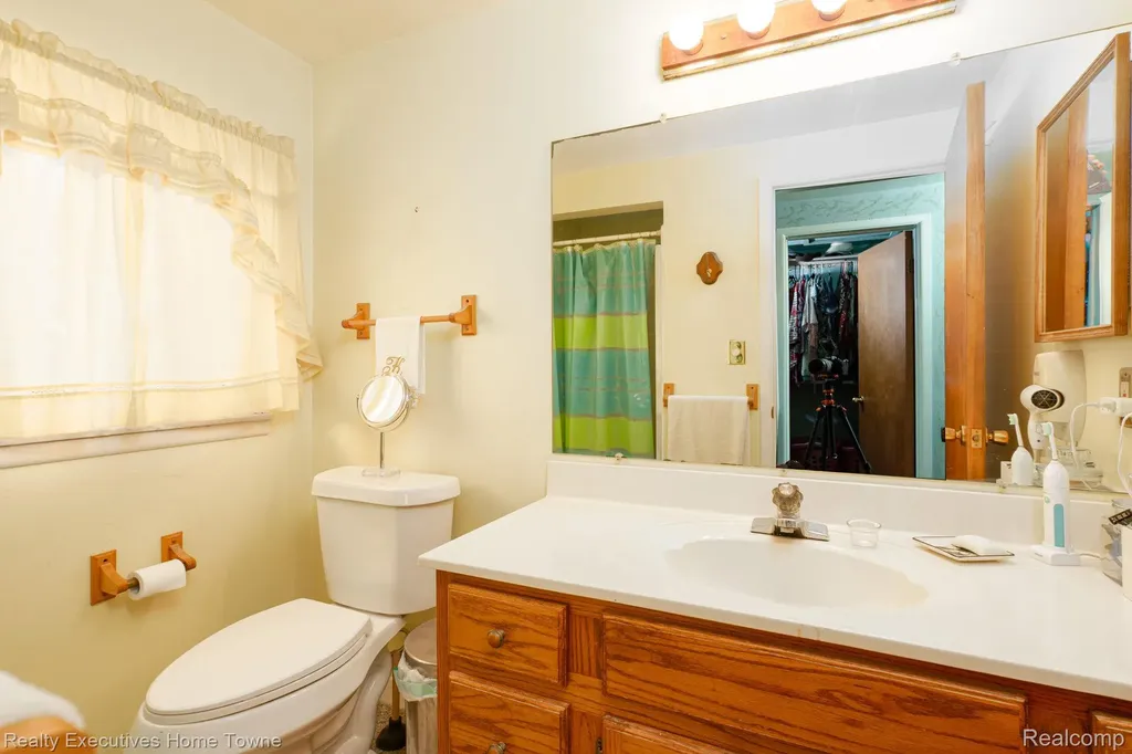 30539 Lund Avenue Warren City MI 48093