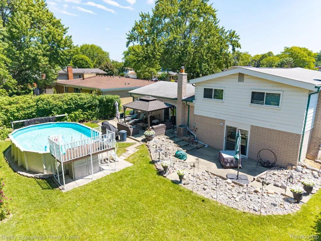 30539 Lund Avenue Warren City MI 48093