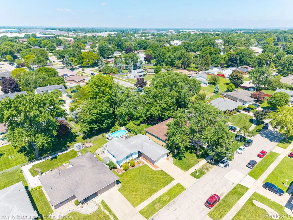 30539 Lund Avenue Warren City MI 48093