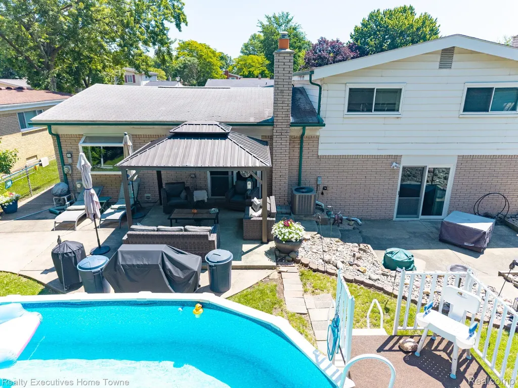 30539 Lund Avenue Warren City MI 48093