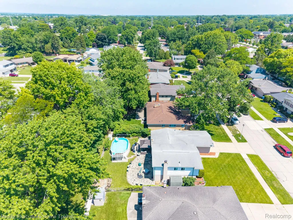 30539 Lund Avenue Warren City MI 48093