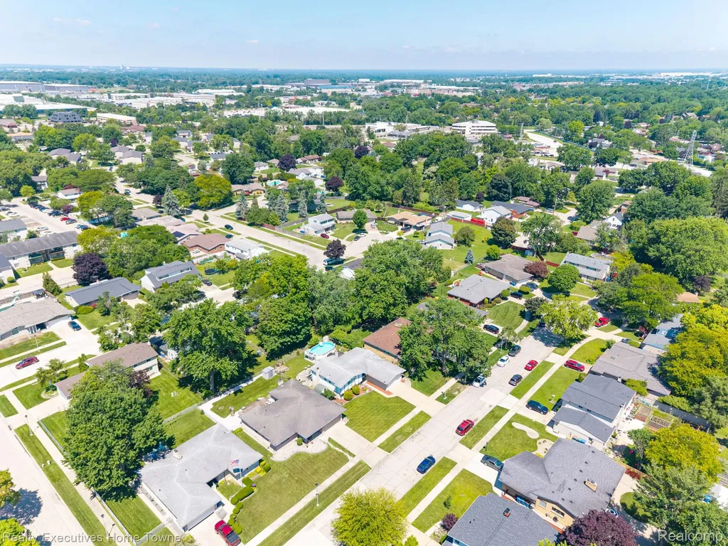 30539 Lund Avenue Warren City MI 48093