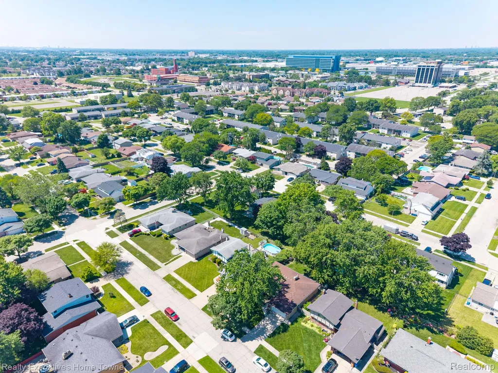 30539 Lund Avenue Warren City MI 48093