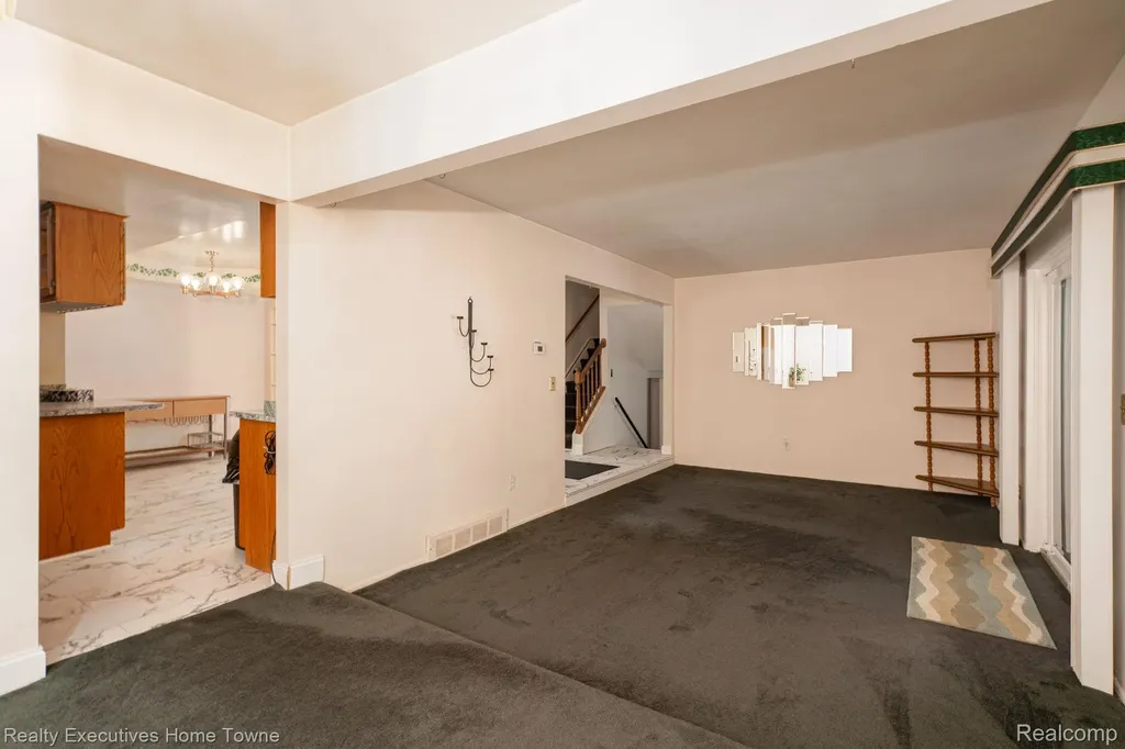 30539 Lund Avenue Warren City MI 48093