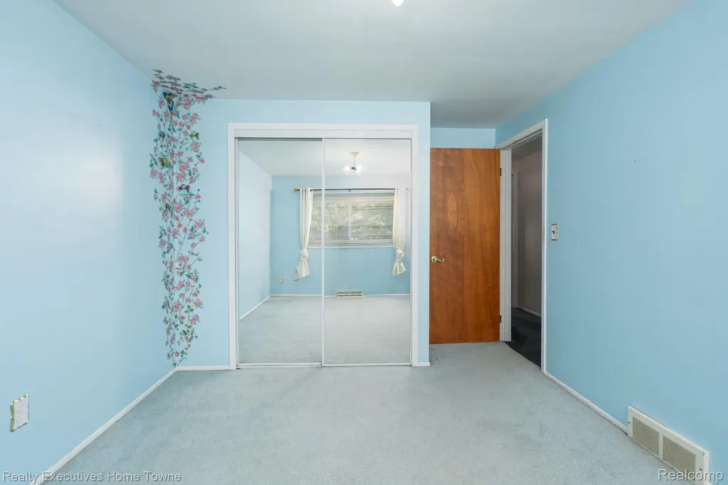 30539 Lund Avenue Warren City MI 48093
