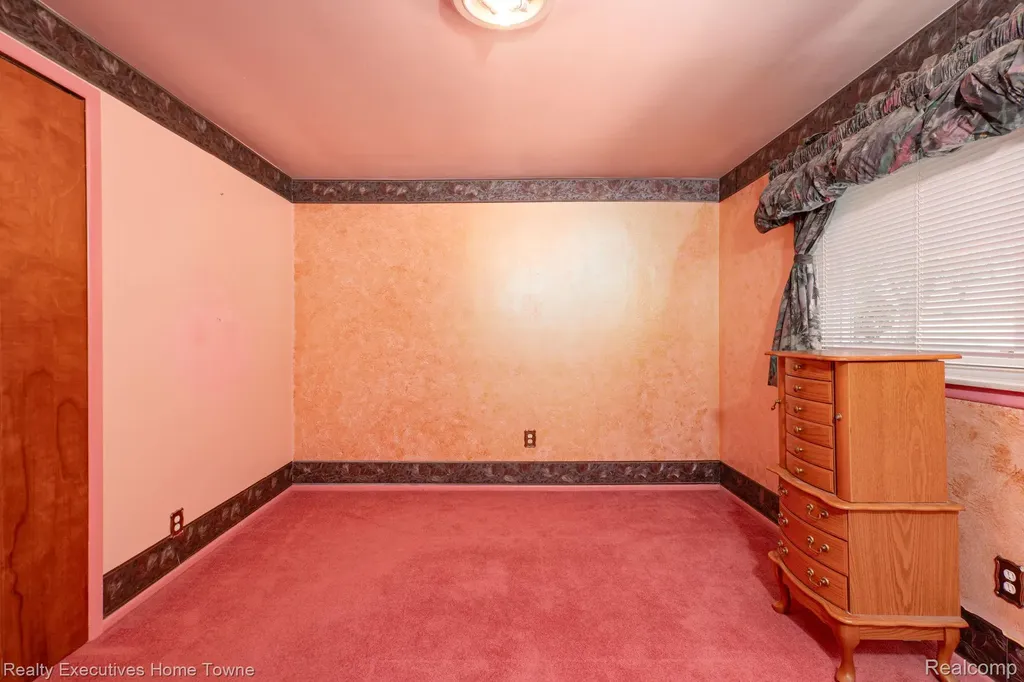 30539 Lund Avenue Warren City MI 48093