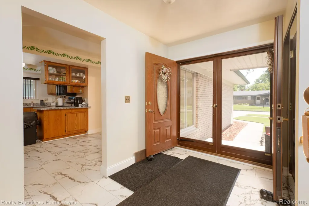 30539 Lund Avenue Warren City MI 48093
