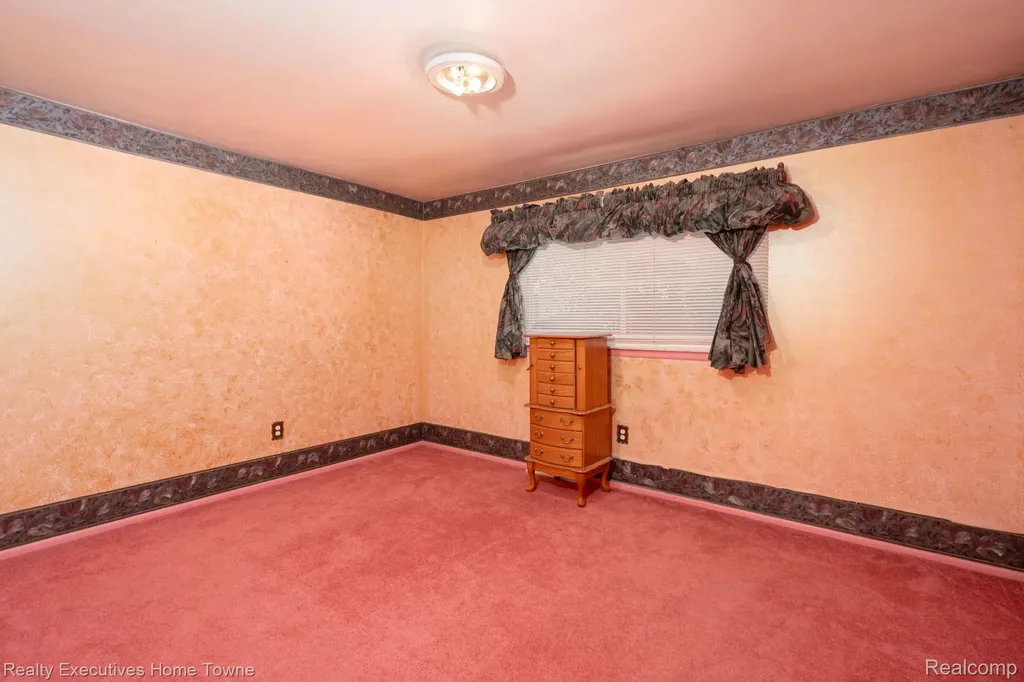 30539 Lund Avenue Warren City MI 48093
