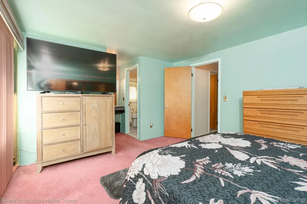 30539 Lund Avenue Warren City MI 48093