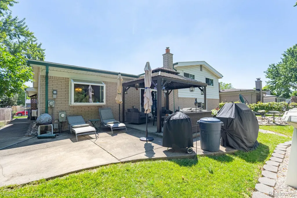 30539 Lund Avenue Warren City MI 48093