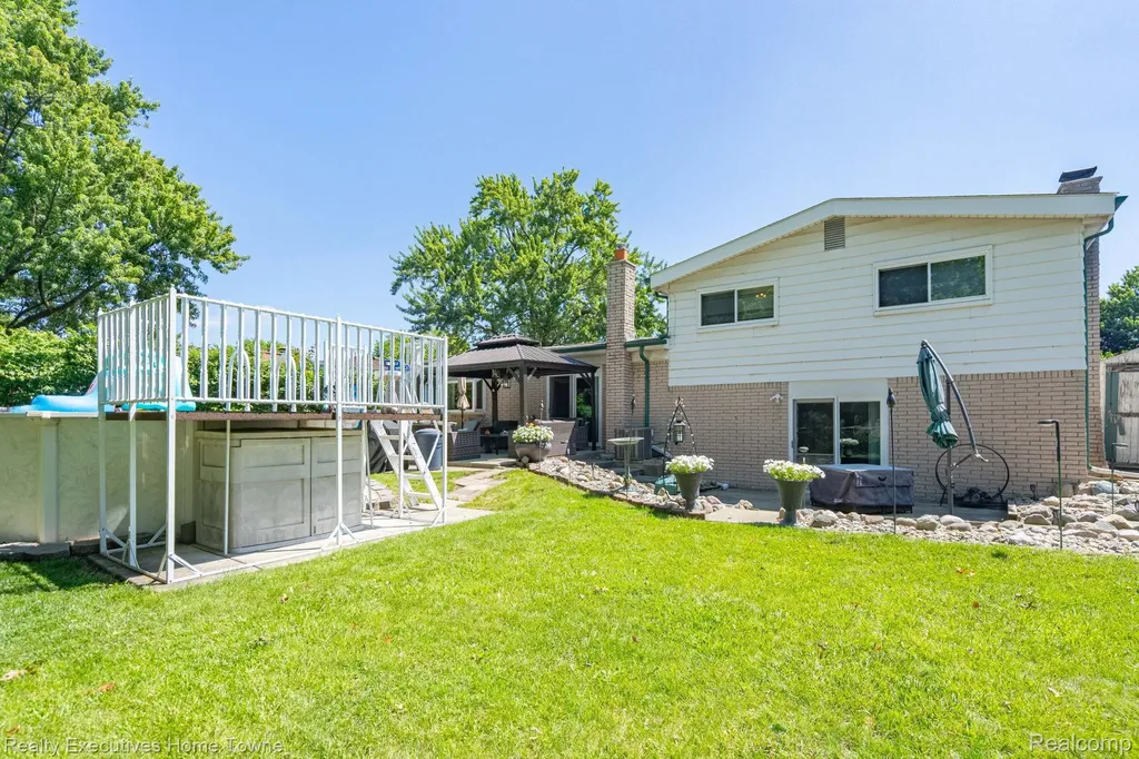 30539 Lund Avenue Warren City MI 48093
