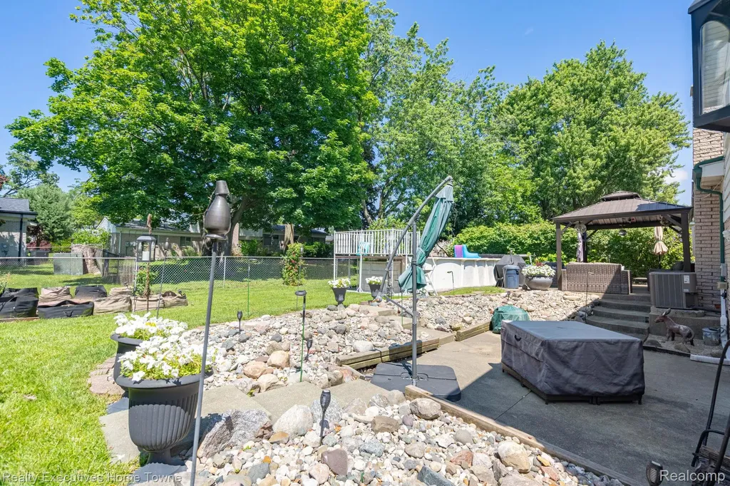 30539 Lund Avenue Warren City MI 48093
