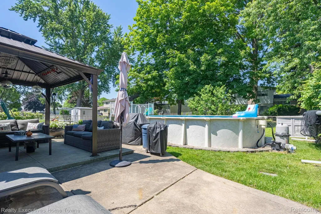 30539 Lund Avenue Warren City MI 48093