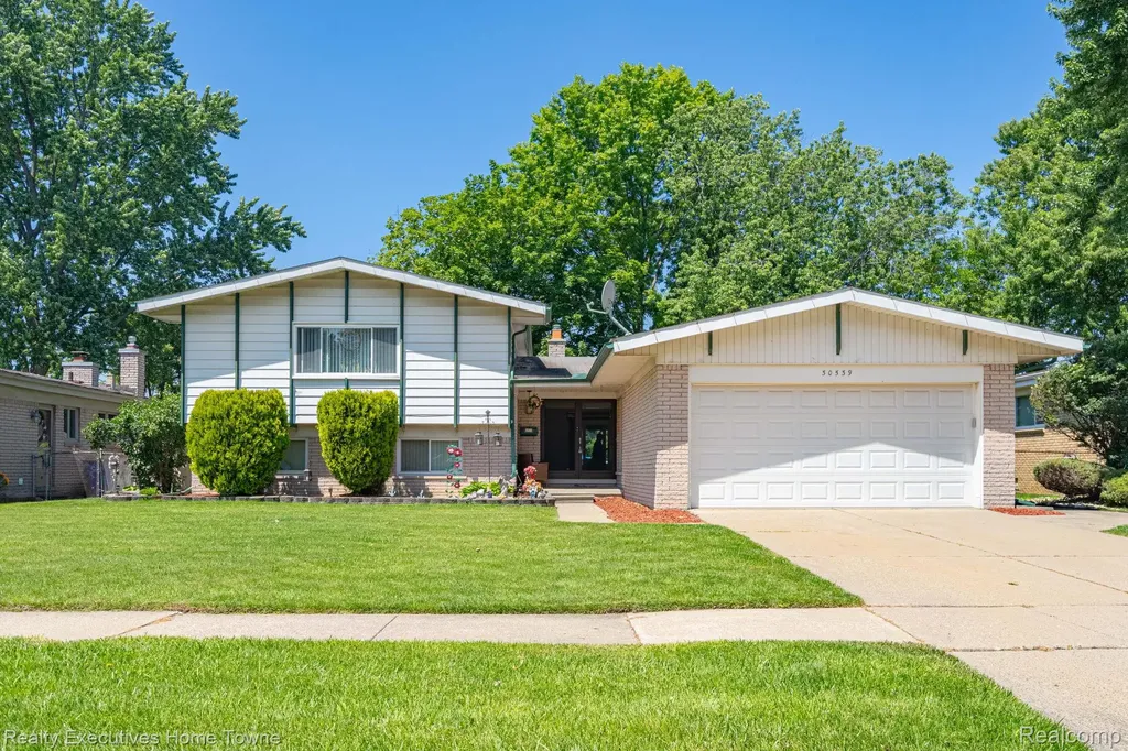 30539 Lund Avenue Warren City MI 48093