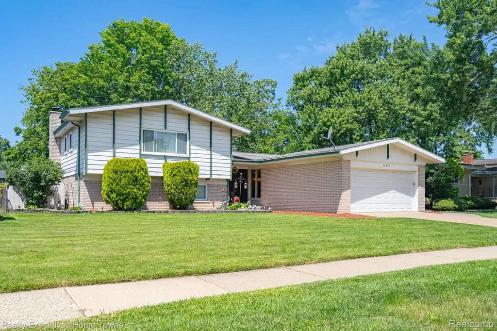 30539 Lund Avenue Warren City MI 48093