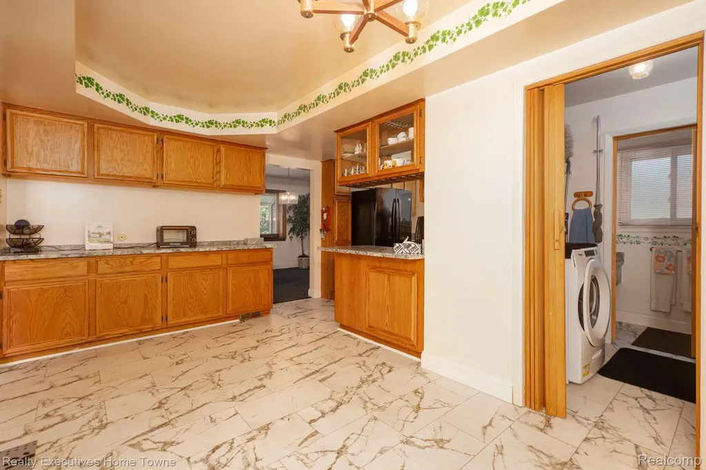 30539 Lund Avenue Warren City MI 48093