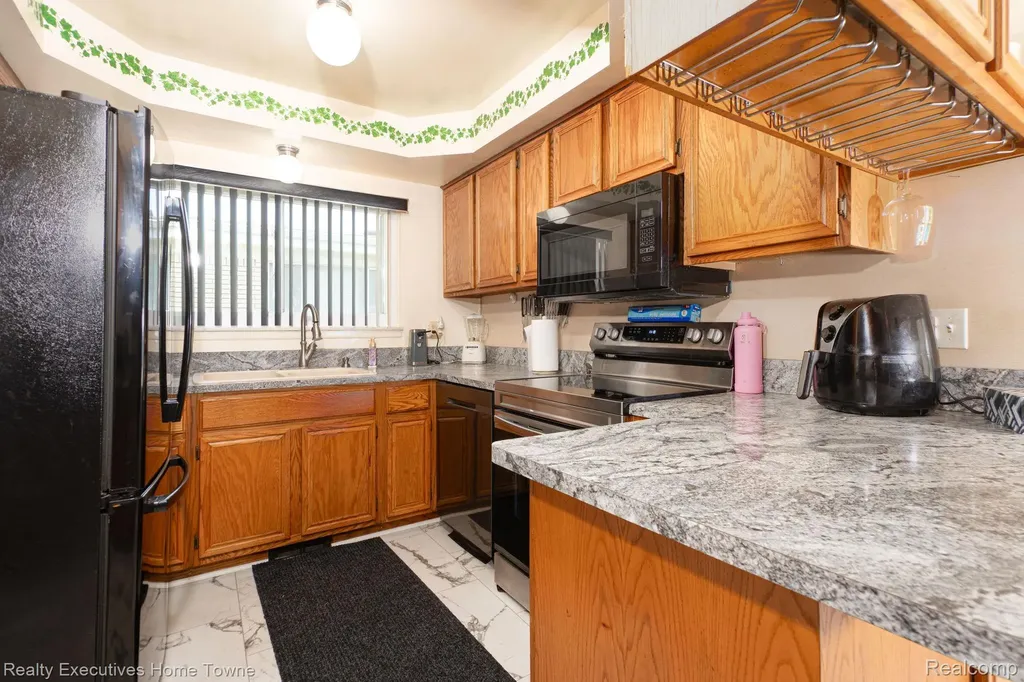 30539 Lund Avenue Warren City MI 48093