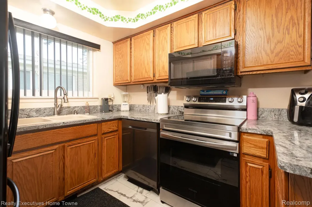 30539 Lund Avenue Warren City MI 48093