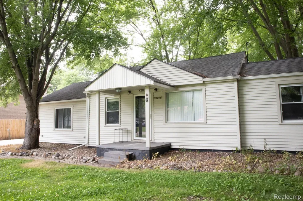 39751 Sylvia Street Harrison Charter Township MI 48045