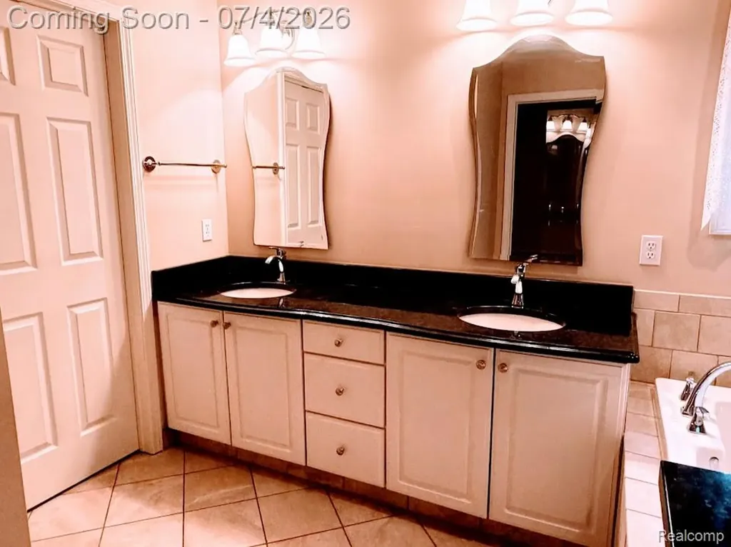 10928 Sunny Ridge Court Hamburg Township MI 48169