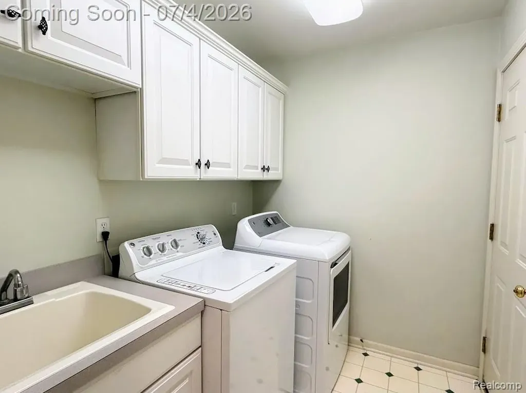 10928 Sunny Ridge Court Hamburg Township MI 48169