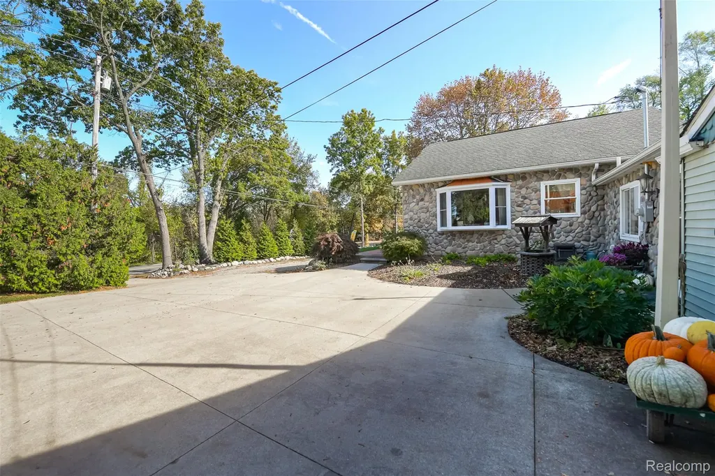 2076 Seymour Lake Road Brandon Charter Township MI 48462