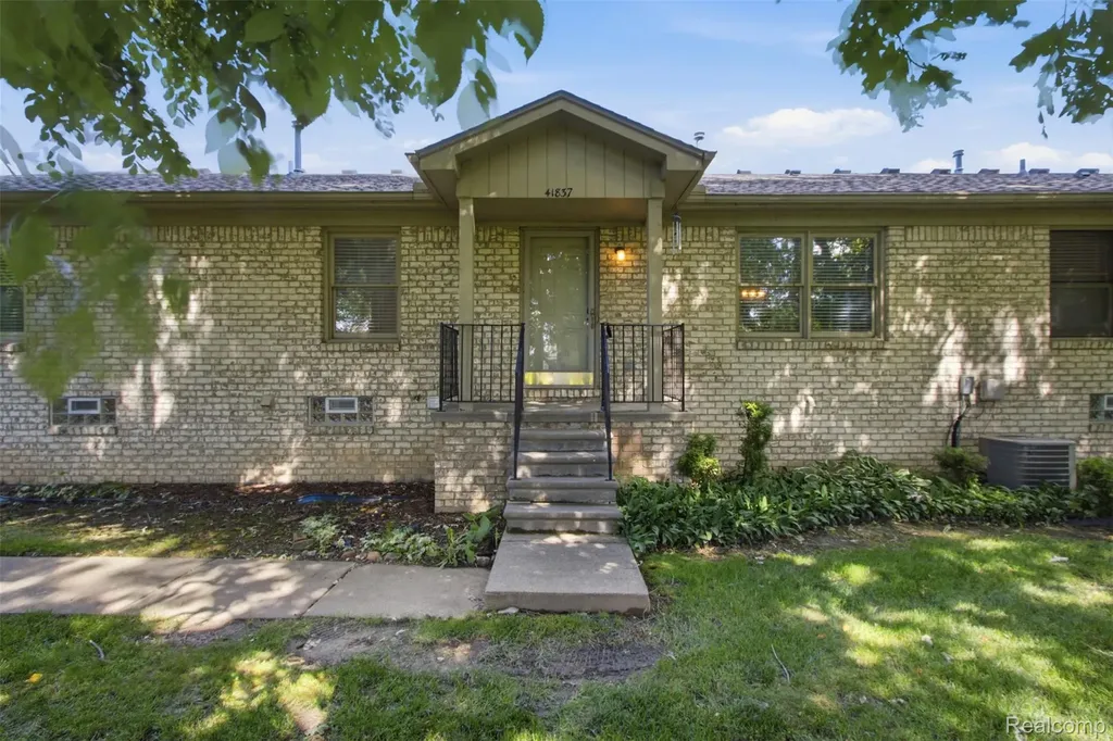 41837 King Edward Court Clinton Charter Township MI 48038