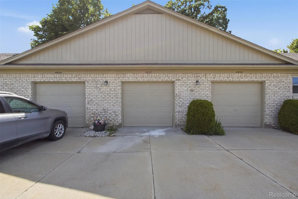 41837 King Edward Court Clinton Charter Township MI 48038