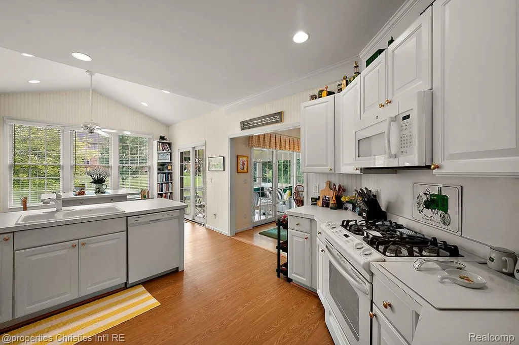 1946 Dunham Drive Rochester City MI 48306
