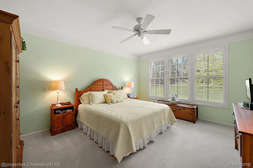 1946 Dunham Drive Rochester City MI 48306