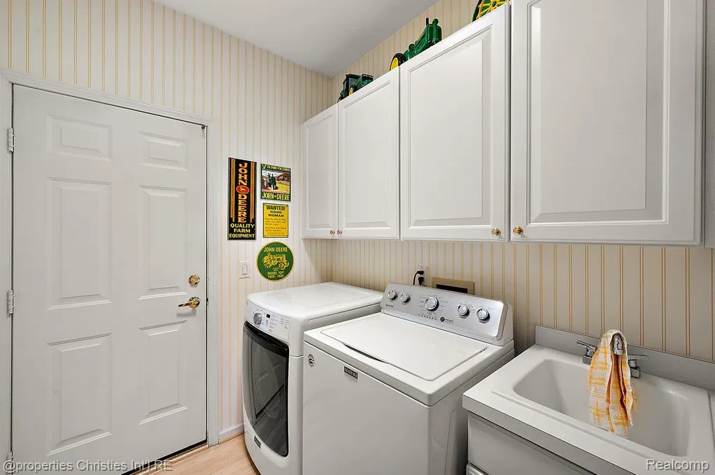 1946 Dunham Drive Rochester City MI 48306